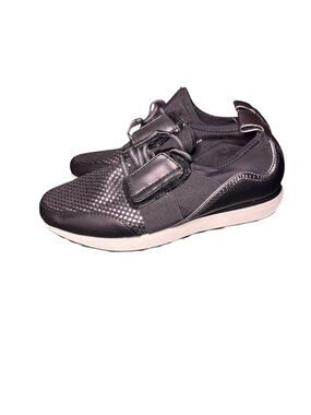 Massini Dressy Tennis Shoes Black And Silver
Color Is Amy Black